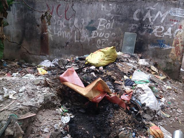 Rác ngập tràn trong khu dân cư. Rác ngập tràn trong khu dân cư