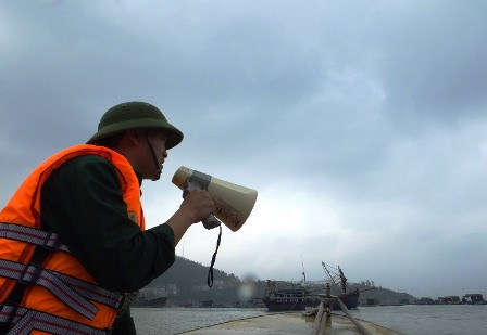 Bộ đội Biên phòng tỉnh kêu gọi bà con ngư dân huyện Tĩnh Gia (Thanh Hóa) đưa tàu thuyền đến nơi trú ẩn an toàn. Ảnh: báo Thanh Hóa