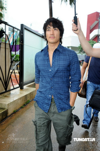 Song Seung Hun trẻ trung khi diện áo sơ mi chấm bi Và ngọt ngào lãng mạn với sơ mi màu hồng nhạt Mặc sơ mi kẻ ca rô, trông anh thật hiền. Một Song Seung Hun mạnh mẽ khi diện sơ mi đen. Hay lịch lãm với kiểu sơ mi thắt nơ ở cổ Chiếc áo sơ mi kẻ màu xanh khiến Seung Hun trông khá "ngầu" Một Song Seung Hun đầy quyến rũ Hình ảnh Seung Hun tại Việt Nam