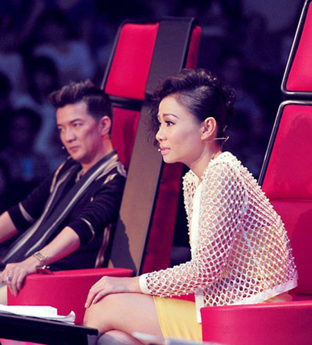 Với những bộ cánh như thế này, khán giả đã hết phàn nàn về độ hở hang của Thu Minh. Với những bộ cánh như thế này, khán giả đã hết phàn nàn về độ hở hang của Thu Minh