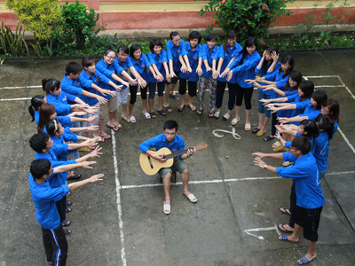 Đội sinh viên tình nguyện tại xã An Bình (Văn Yên, Yên Bái) tập văn nghệ 