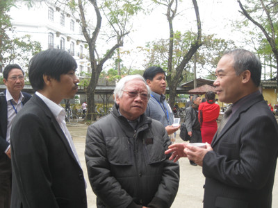 GS Trần Đình Sử (giữa), người phụ trách nhóm làm chương trình môn Ngữ Văn cấp THPT hiện hành, trao đổi với các đại biểu. Ảnh: Hồng Vĩnh. GS Trần Đình Sử (giữa), người phụ trách nhóm làm chương trình môn Ngữ Văn cấp THPT hiện hành, trao đổi với các đại biểu. Ảnh: Hồng Vĩnh