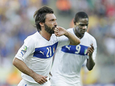 Pirlo ngày càng tỏa sáng trong màu áo thiên thanh. ảnh: GETTY IMAGES