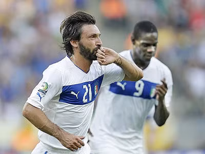 Pirlo ngày càng tỏa sáng trong màu áo thiên thanh. ảnh: GETTY IMAGES