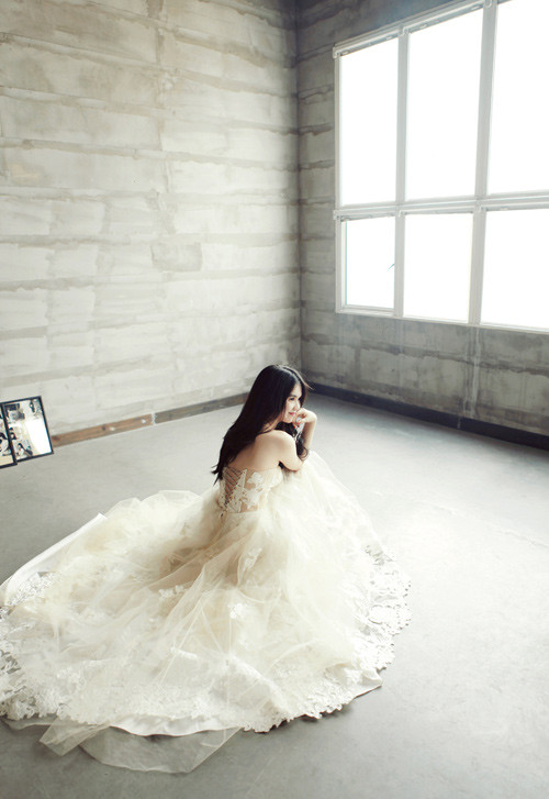 Bộ ảnh thực hiện với sự hỗ trợ trang điểm của chuyên gia make-up Phan Dũng, làm tóc Miseo, trang phục Joli Poli. Stylist: Đỗ Long