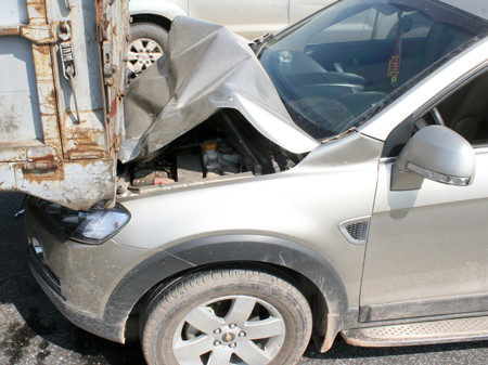 Chiếc ô tô con bị móp méo đầu do không kịp phanh, húc thẳng vào đuôi xe tải. Chiếc ô tô con bị móp méo đầu do không kịp phanh, húc thẳng vào đuôi xe tải