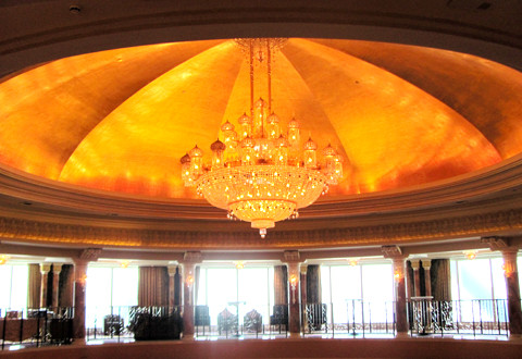 Mái vòm phía trên phòng tiệc tạo thêm vẻ lộng lẫy bên trong khách sạn. Mái vòm phía trên phòng tiệc tạo thêm vẻ lộng lẫy bên trong khách sạn