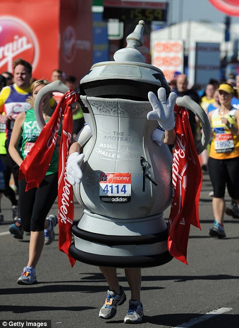 Những hình ảnh ngộ nghĩnh, vui nhộn trên tuyến đường chạy đua marathon London 2013 