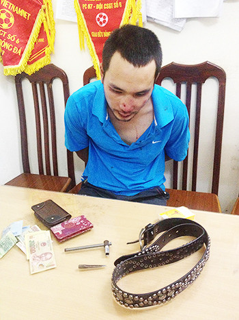 Đối tượng Hưng tại cơ quan điều tra cùng một số tang vật liên quan