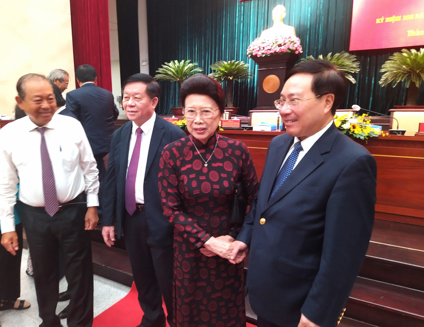 Phó Thủ tướng Thường trực Chính phủ Phạm Bình Minh và bà Tiến sĩ Phan Lương Cầm - vợ cố Thủ tướng Võ Văn Kiệt. (Ảnh: Trần Nguyễn Anh) Phó Thủ tướng Thường trực Chính phủ Phạm Bình Minh và bà Tiến sĩ Phan Lương Cầm - vợ cố Thủ tướng Võ Văn Kiệt. (Ảnh: Trần Nguyễn Anh)