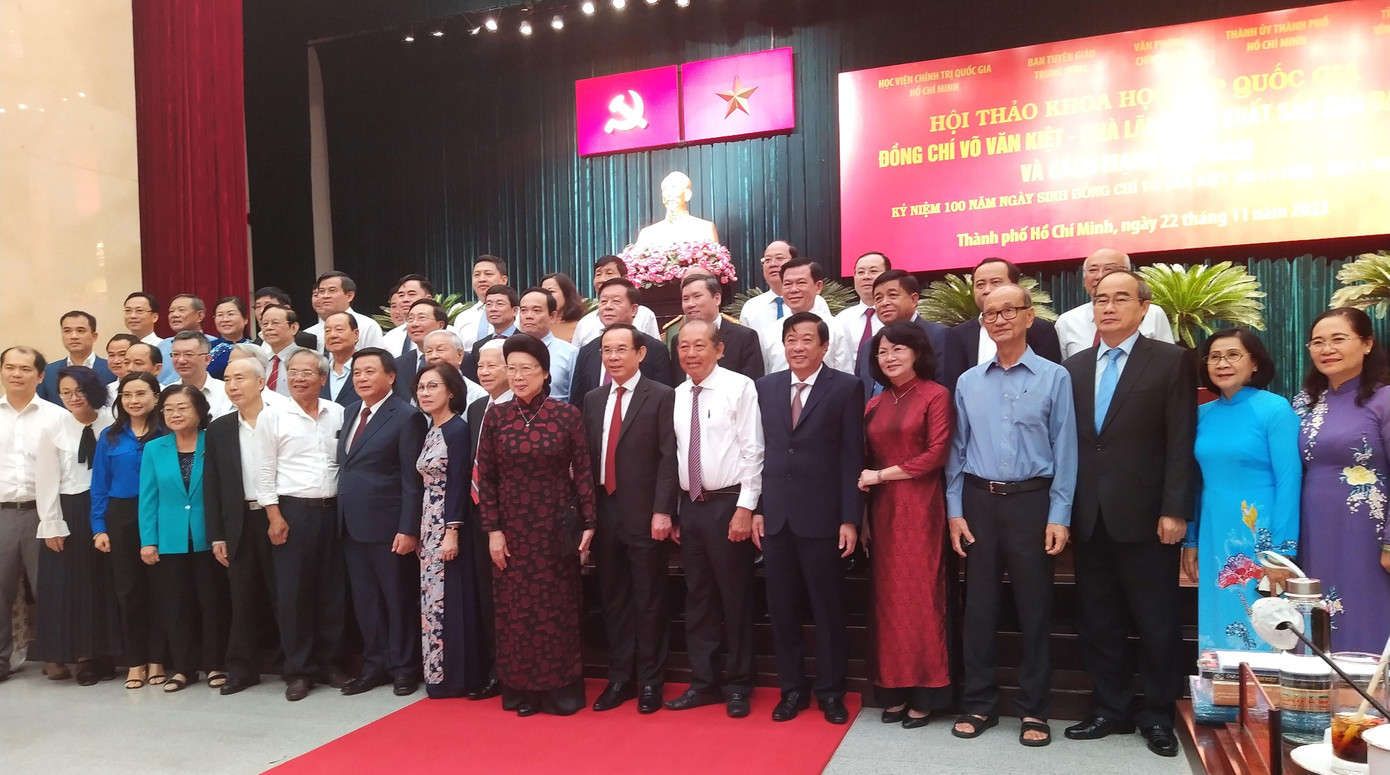 Các đại biểu chụp ảnh lưu niệm tại hội thảo Các đại biểu chụp ảnh lưu niệm tại hội thảo