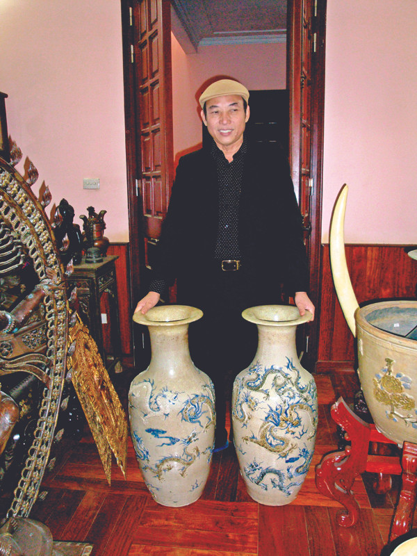 Ông Dương Phú Hiến và cặp bình Bát Tràng mà theo ông được làm khoảng thế kỷ 18, 19. Mâm đồng gò bằng tay, đường kính 50 cm được làm dưới triều Lê (ảnh nhỏ)