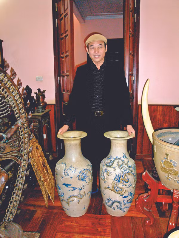 Ông Dương Phú Hiến và cặp bình Bát Tràng mà theo ông được làm khoảng thế kỷ 18, 19. Mâm đồng gò bằng tay, đường kính 50 cm được làm dưới triều Lê (ảnh nhỏ)