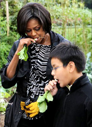 Bà Obama nếm vị ngọt của củ cải. Bà Obama nếm vị ngọt của củ cải