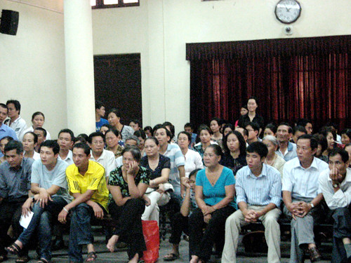 Rất đông phóng viên và người dân tới dự phiên tòa - Ảnh: Bảo Thắng