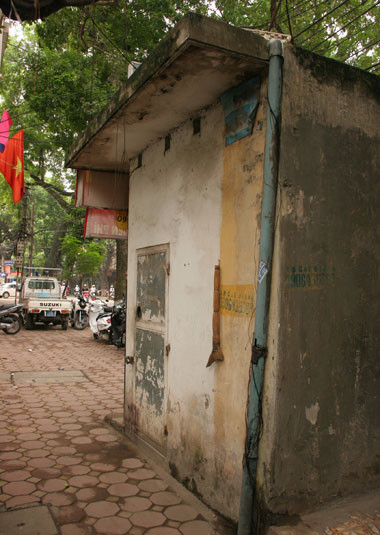 Thậm chí, trên vỉa hè phố Lò Đúc (quận Hai Bà Trưng, Hà Nội), ngay cạnh trụ sở công an phường mọc lên một ngôi nhà đổ trần kiên cố rộng chừng chục m2