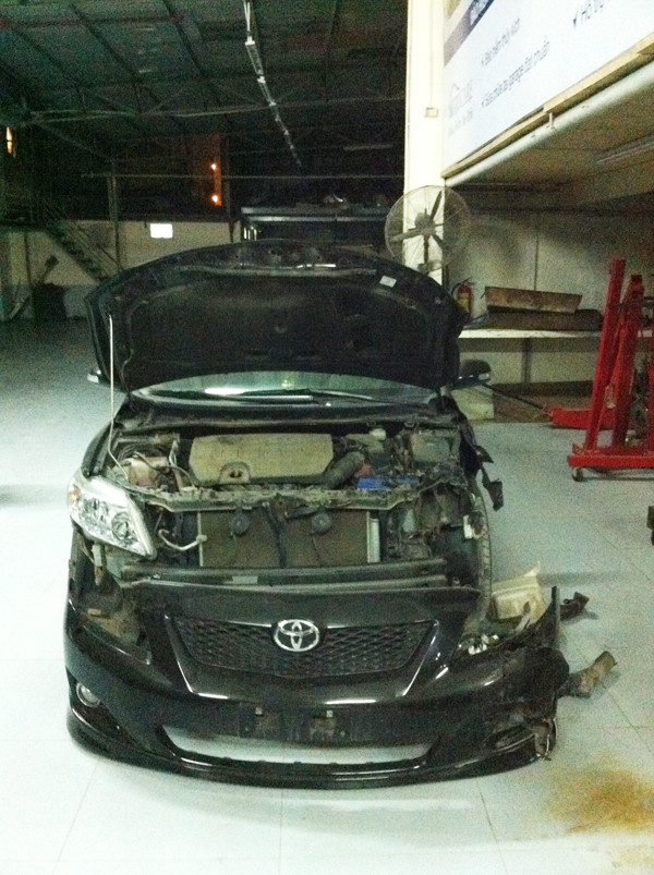 Sau vụ tai nạn rạng sáng 13-3, phần đầu chiếc xe bị hư hỏng nặng