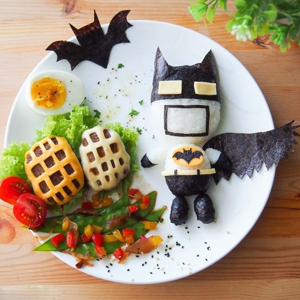 Biểu tượng của Dark Knight, anh chàng Batman huyền thoại được làm từ pho mát và tấm rong biển, trong khi cơ thể được làm từ cơm trắng và trứng tráng