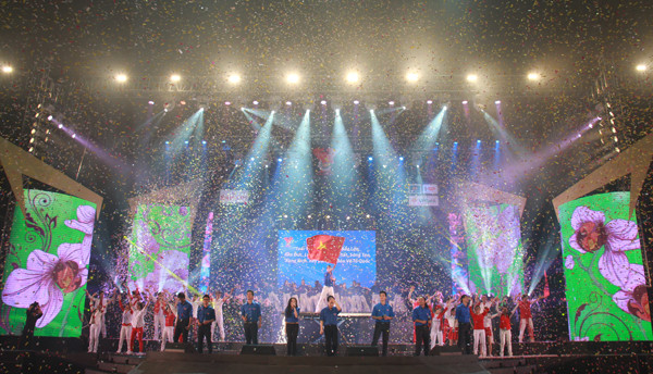 Tiết mục đồng ca khép lại chương trình Khát vọng trẻ lần 5. Ảnh: Trường Phong