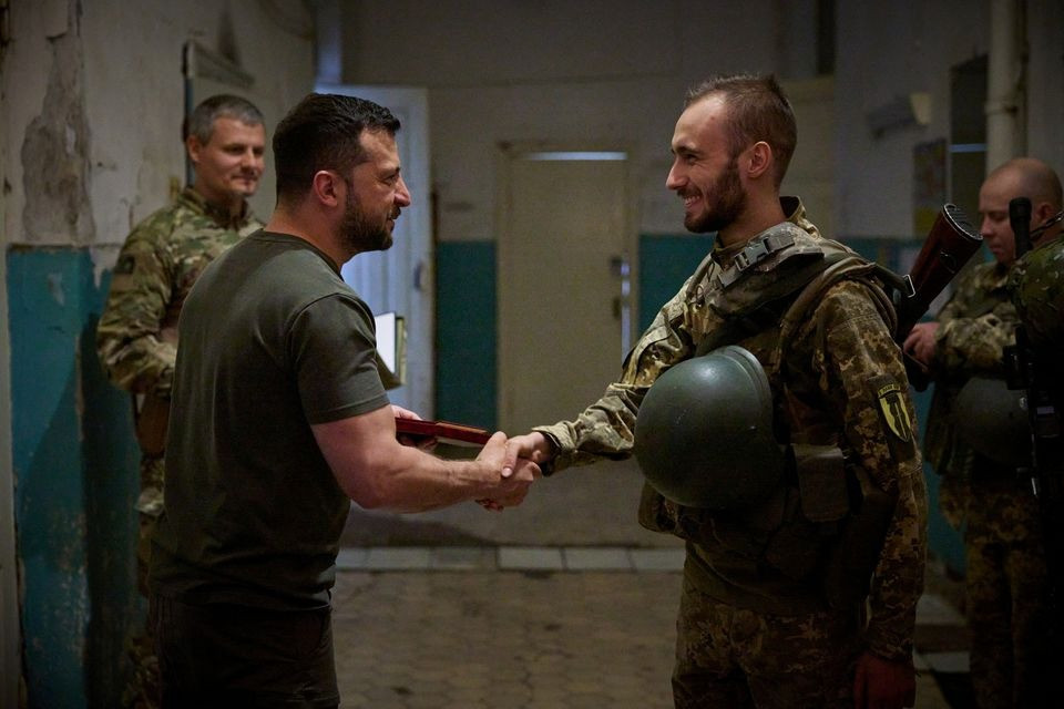 Tổng thống Ukraine Volodymyr Zelensky thăm khu vực tiền tuyến ngày 14/8. Ảnh: Reuters Tổng thống Ukraine Volodymyr Zelensky thăm khu vực tiền tuyến ngày 14/8. Ảnh: Reuters