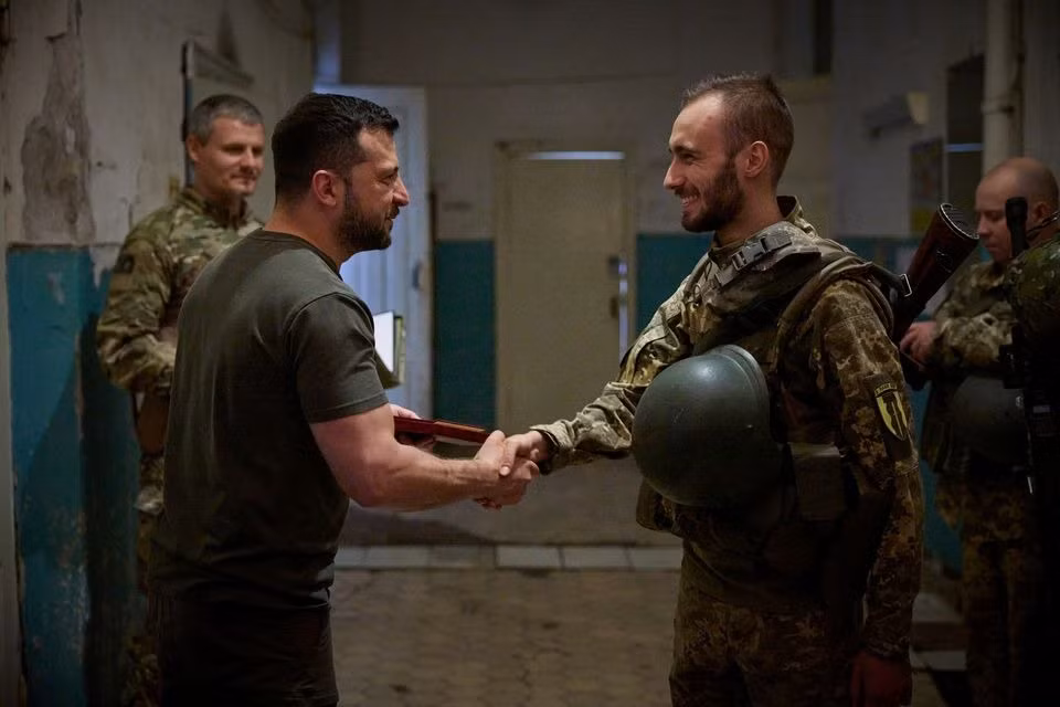 Tổng thống Ukraine Volodymyr Zelensky thăm khu vực tiền tuyến ngày 14/8. Ảnh: Reuters Tổng thống Ukraine Volodymyr Zelensky thăm khu vực tiền tuyến ngày 14/8. Ảnh: Reuters