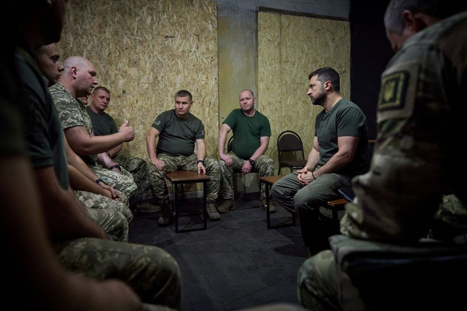 Ông Zelensky trò chuyện với các binh sĩ trong một căn phòng kín. Ảnh: Reuters Ông Zelensky trò chuyện với các binh sĩ trong một căn phòng kín. Ảnh: Reuters