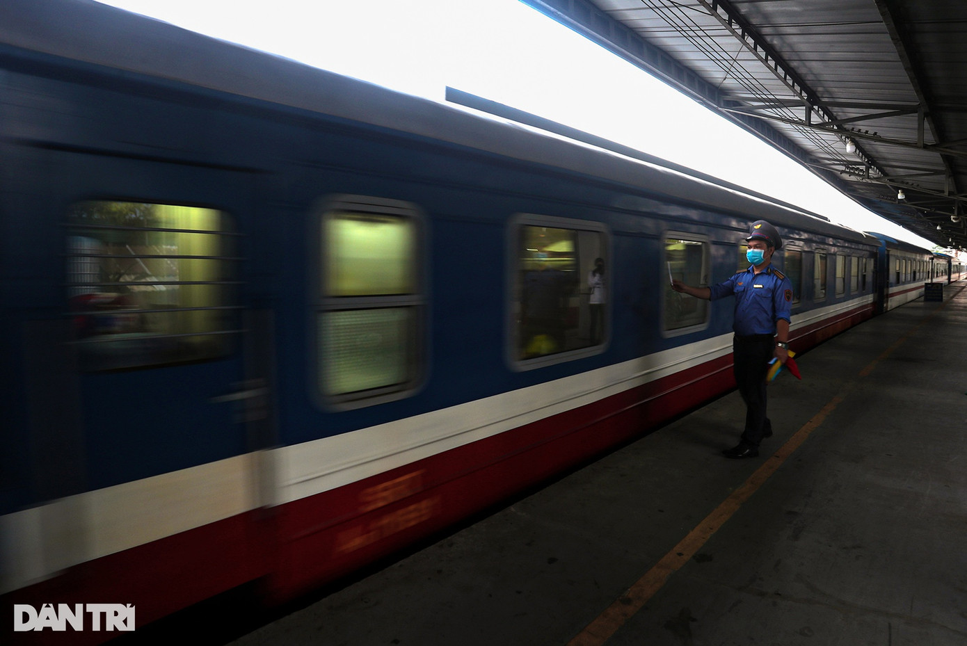 Mỗi ngày có 4 chuyến tàu đi từ ga Sài Gòn - ga Hà Nội và 4 chuyến ngược lại, một số chuyến đi về các tỉnh miền Trung.