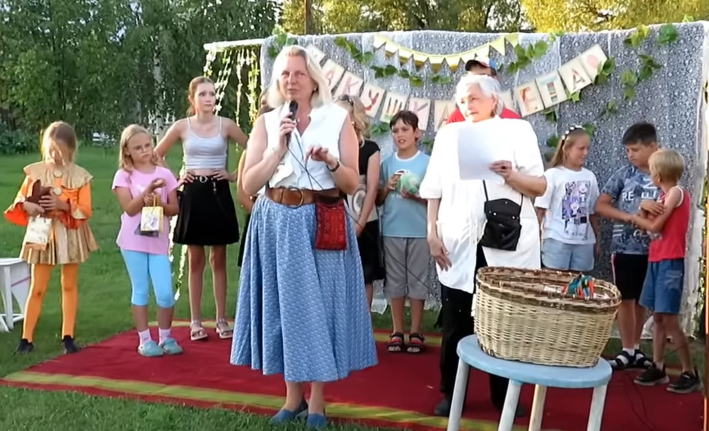 Bà Karin Kneissl tham gia sự kiện tại một ngôi làng nhỏ ở Nga. Ảnh: Vid Sboku Bà Karin Kneissl tham gia sự kiện tại một ngôi làng nhỏ ở Nga. Ảnh: Vid Sboku