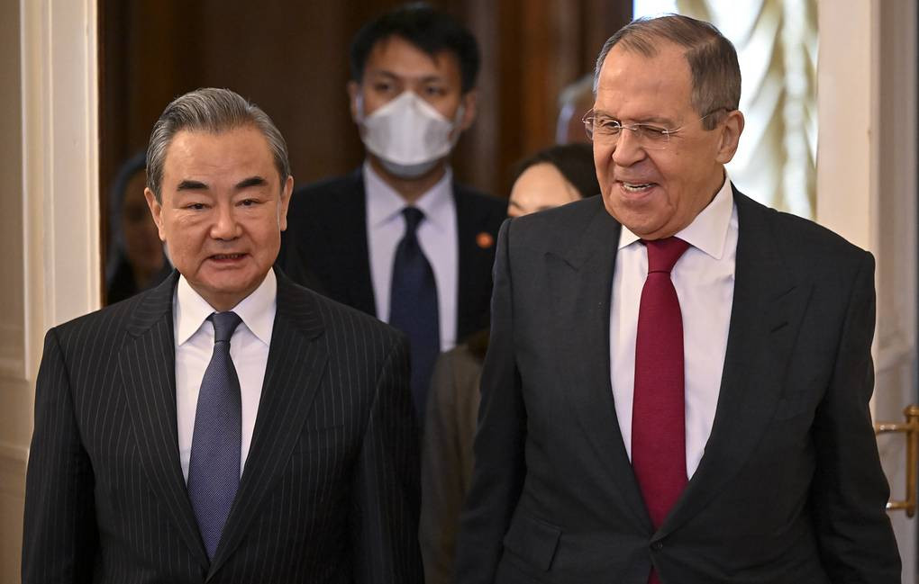 Ngoại trưởng Trung Quốc Vương Nghị và Ngoại trưởng Nga Sergey Lavrov. Ảnh: Tass