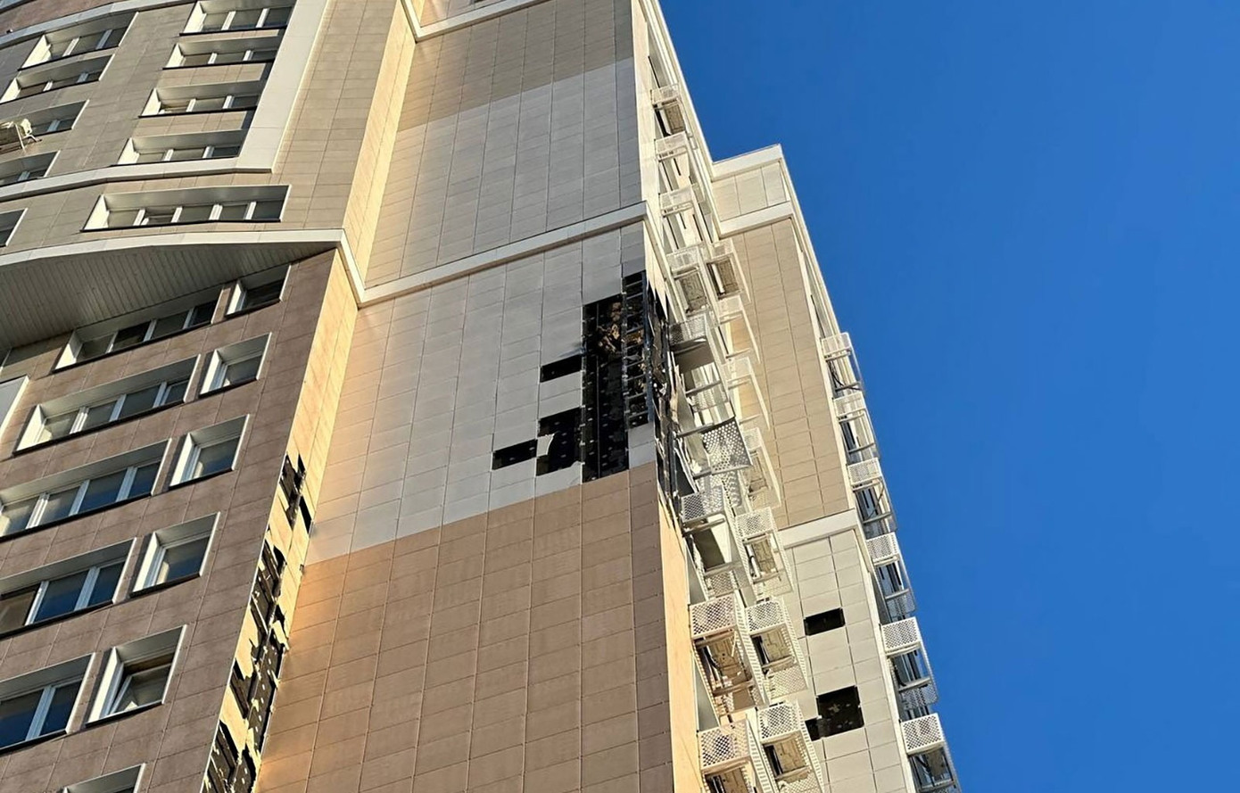 Một tòa nhà ở Vùng Belgorod (Nga) bị hư hại ngày 13/8. Ảnh: Reuters