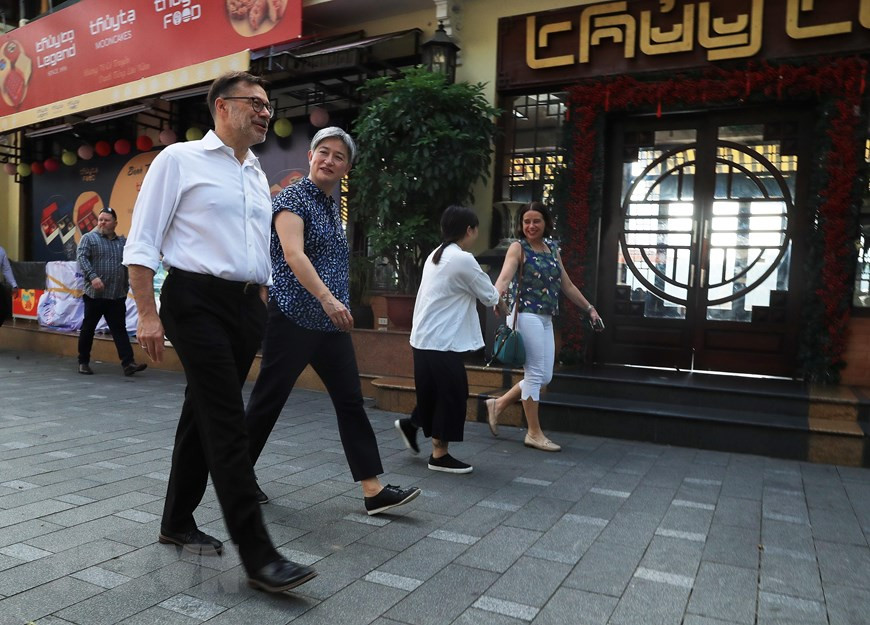 Bộ trưởng Ngoại giao Australia Penny Wong đi dạo bên Hồ Gươm, trước nhà hàng Thủy Tạ. (Ảnh: Lâm Khánh/TTXVN) Bộ trưởng Ngoại giao Australia Penny Wong đi dạo bên Hồ Gươm, trước nhà hàng Thủy Tạ. (Ảnh: Lâm Khánh/TTXVN)