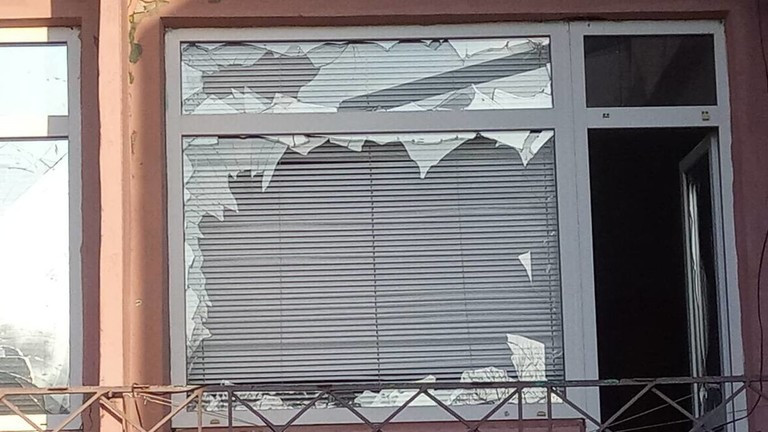 Cửa sổ bị vỡ trong một vụ tấn công ở Belgorod. Ảnh: Telegram