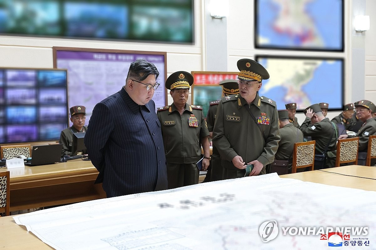 Chủ tịch Triều Tiên Kim Jong-un giám sát cuộc diễn tập. Ảnh: Yonhap