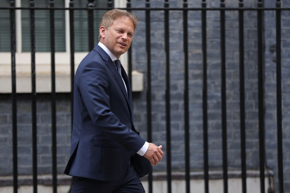 Ông Grant Shapps rời số 10 phố Downing sau khi được bổ nhiệm chức Bộ trưởng Quốc phòng Anh. Ảnh: Reuters