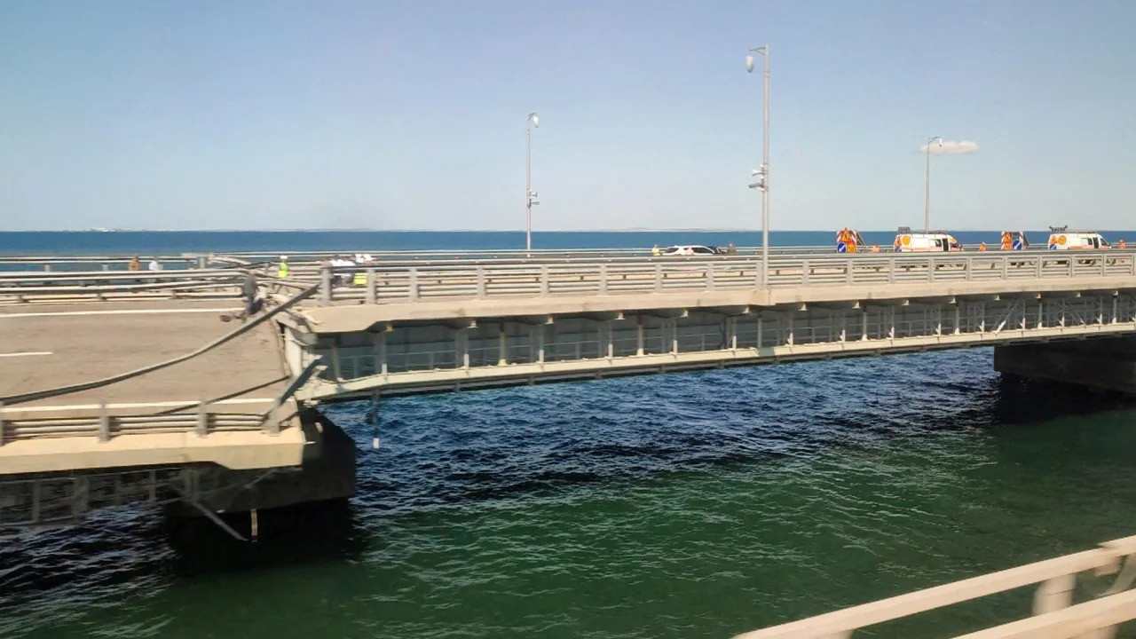 Cầu Kerch bị hư hại sau vụ tấn công. Ảnh: Reuters Cầu Kerch bị hư hại sau vụ tấn công. Ảnh: Reuters