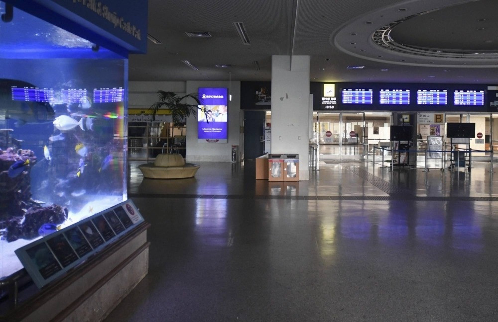 Sân bay Naha không một bóng người. Ảnh: AP