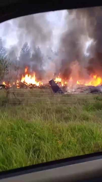 Các mảnh vỡ bốc cháy trên bãi cỏ. Nguồn: Telegram