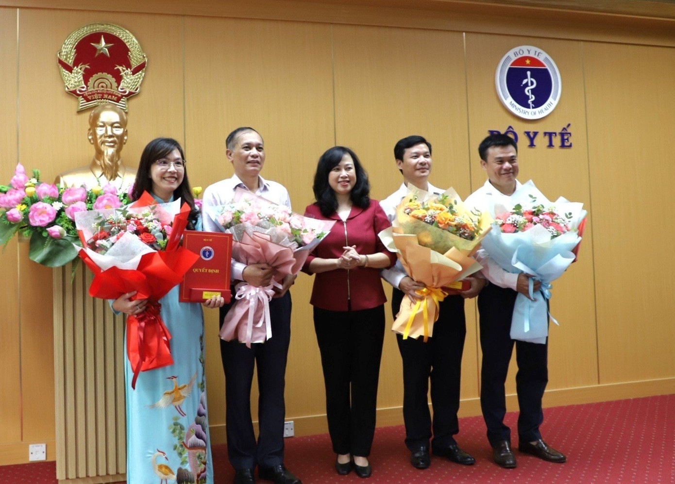 Bộ trưởng Bộ Y tế Đào Hồng Lan chúc mừng các đồng chí được điều động, bổ nhiệm.