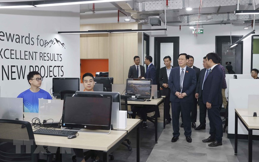 Chủ tịch Quốc hội Vương Đình Huệ thăm Trụ sở FPT tại Indonesia. (Ảnh: Doãn Tấn/TTXVN)