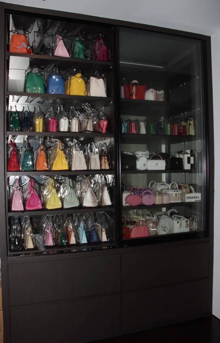 Những chiếc túi xách đắt tiền. Ảnh: Cảnh sát Singapore