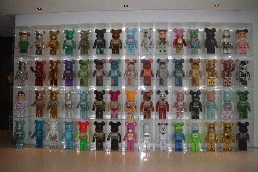 Rượu và đồ trang trí Bearbrick. Ảnh: Cảnh sát Singapore