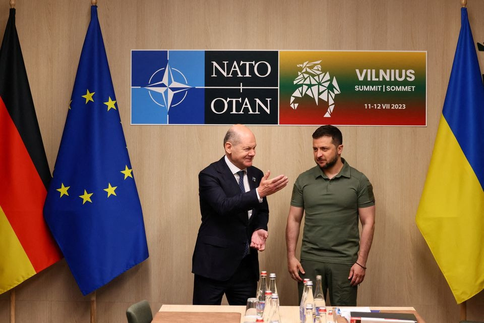 Tổng thống Ukraine Volodymyr Zelensky gặp Thủ tướng Đức Olaf Scholz tại Hội nghị thượng đỉnh NATO ở Litva hồi tháng 7. Ảnh: Reuters