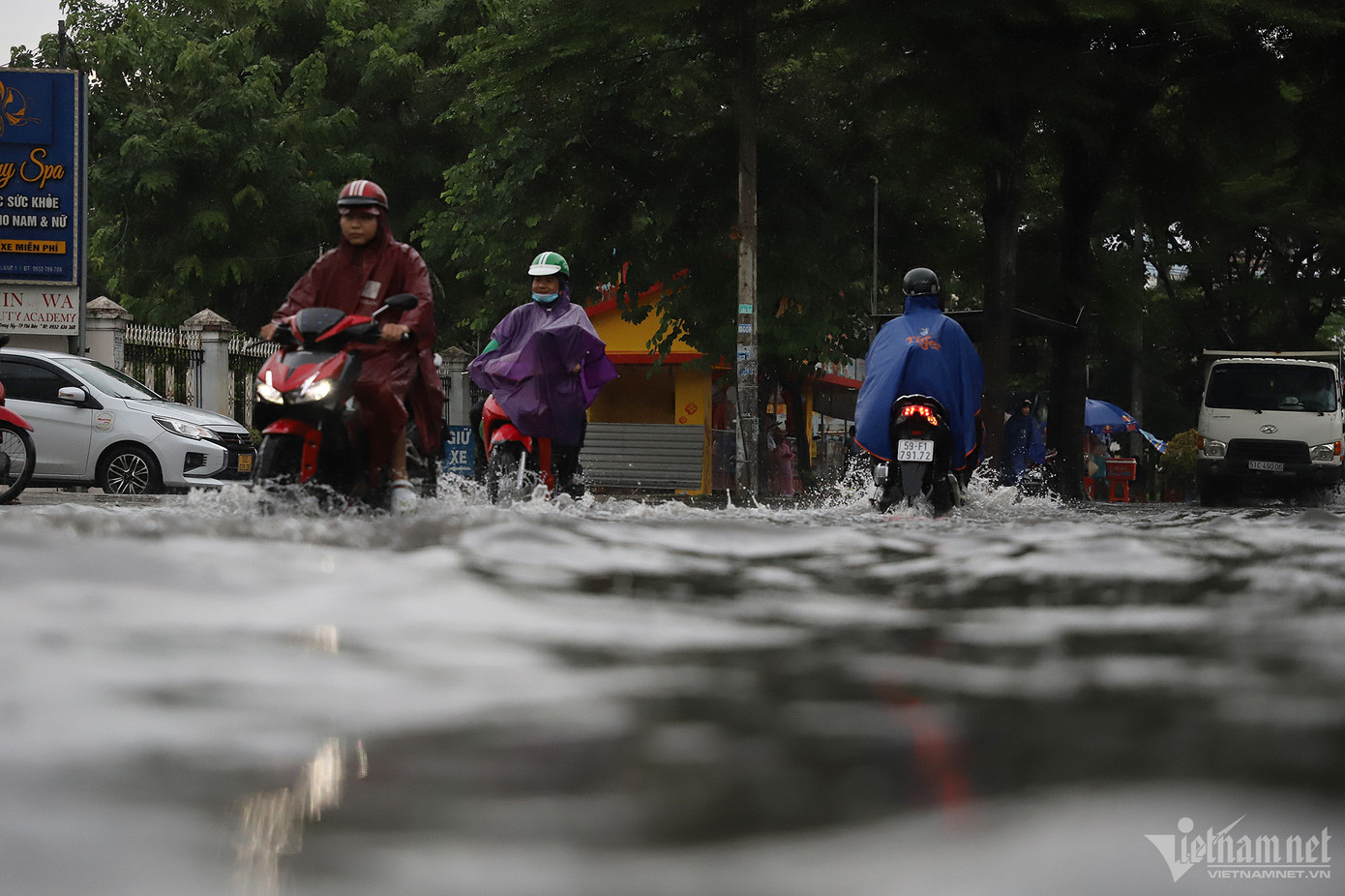 Nguyễn Duy Trinh cũng là đoạn đường ngập nặng nhất tại TP.HCM sau cơn mưa lớn chiều 16/8. Một số tuyến đường thuộc TP Thủ Đức như: Đỗ Xuân Hợp, Nguyển Xiển... cũng xảy ra tình trạng tương tự nhưng có phần nhẹ hơn.