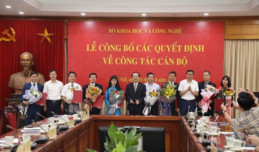 Lãnh đạo Bộ KH&CN chúc mừng các đồng chí được điều động, bổ nhiệm trên cương vị mới. Lãnh đạo Bộ KH&CN chúc mừng các đồng chí được điều động, bổ nhiệm trên cương vị mới.