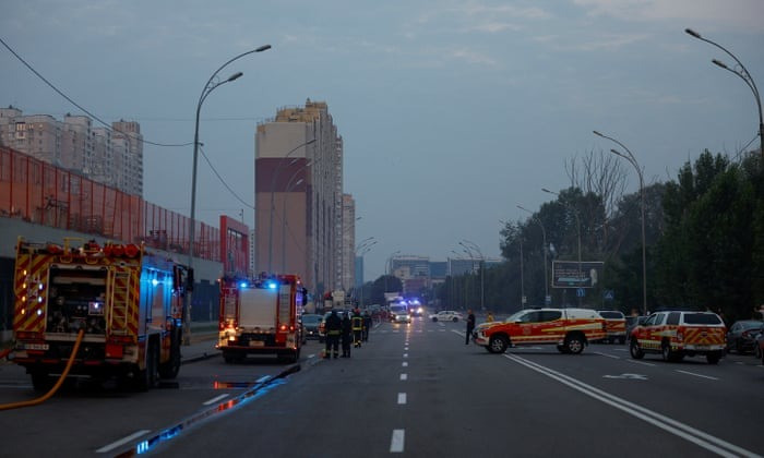 Lực lượng chức năng tập trung tại một tòa nhà bị hư hại. Ảnh: Reuters Lực lượng chức năng tập trung tại một tòa nhà bị hư hại. Ảnh: Reuters