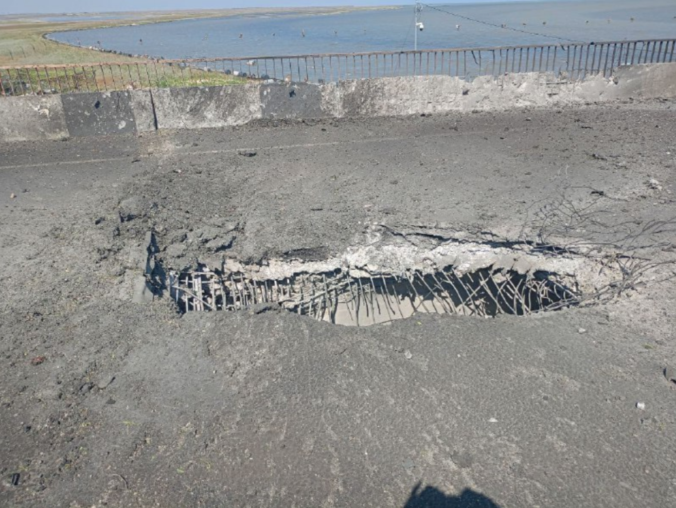 Mặt cầu Chongar bị hư hại. Ảnh: Telegram Mặt cầu Chongar bị hư hại. Ảnh: Telegram