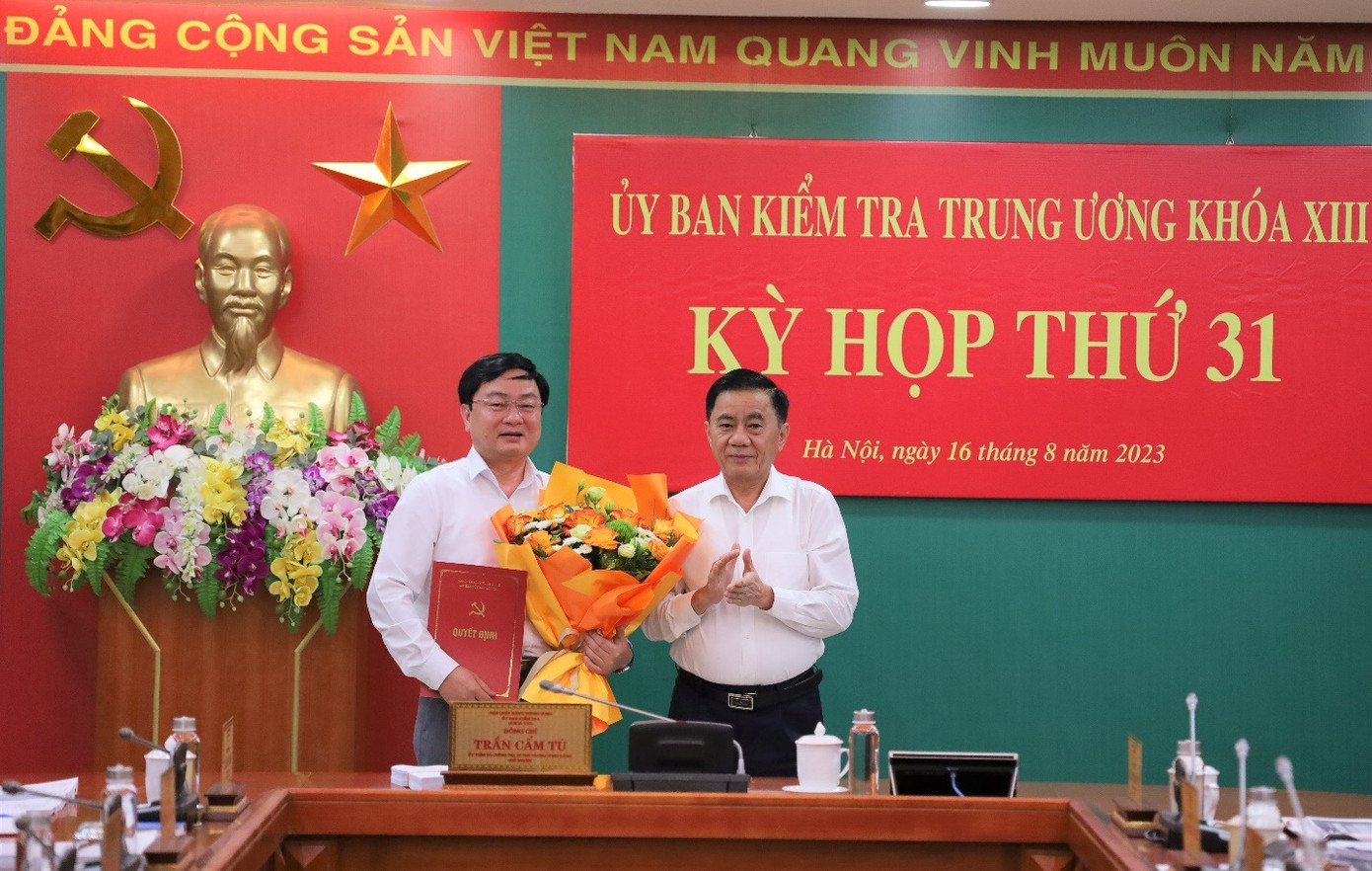 Ông Trần Cẩm Tú, Ủy viên Bộ Chính trị, Bí thư Trung ương Đảng, Chủ nhiệm Ủy ban Kiểm tra Trung ương trao quyết định và tặng hoa chúc mừng ông Nguyễn Văn Quyết. Ông Trần Cẩm Tú, Ủy viên Bộ Chính trị, Bí thư Trung ương Đảng, Chủ nhiệm Ủy ban Kiểm tra Trung ương trao quyết định và tặng hoa chúc mừng ông Nguyễn Văn Quyết.