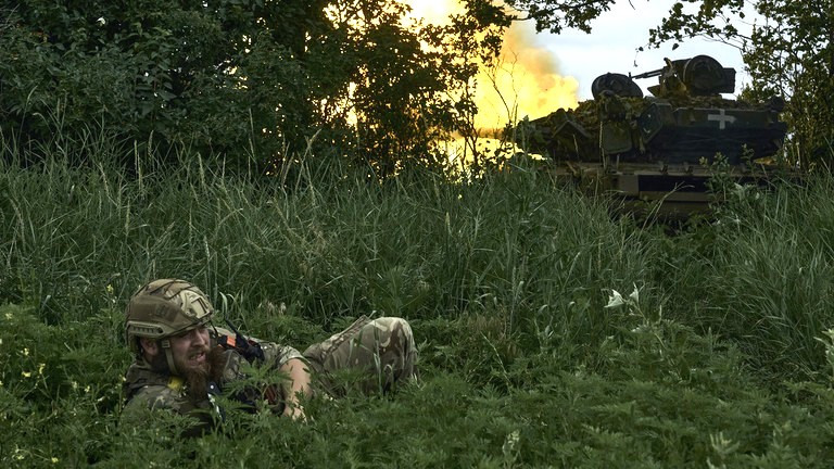 Binh sĩ Ukraine gần Bakhmut. Ảnh: AP