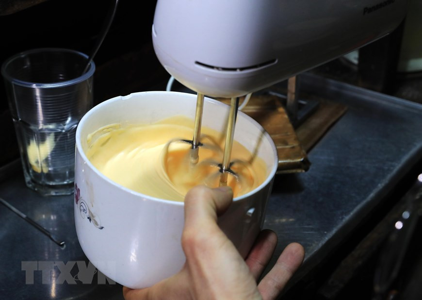 Cà phê trứng, thức uống đặc sản của Hà Nội với vị đậm đà của cà phê hòa quyện hoàn hảo với chút ngọt dịu của kem tươi và béo ngậy của lòng đỏ trứng gà hấp dẫn bao du khách khi đến Hà Nội. (Ảnh: Lâm Khánh/TTXVN) Cà phê trứng, thức uống đặc sản của Hà Nội với vị đậm đà của cà phê hòa quyện hoàn hảo với chút ngọt dịu của kem tươi và béo ngậy của lòng đỏ trứng gà hấp dẫn bao du khách khi đến Hà Nội. (Ảnh: Lâm Khánh/TTXVN)