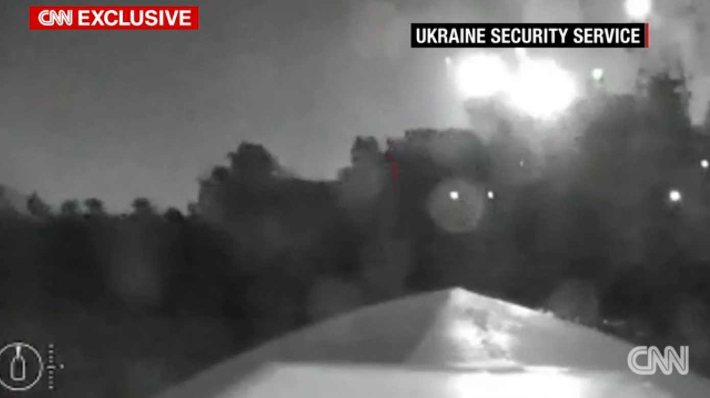 Hình ảnh mà Ukraine tuyên bố là từ vụ tấn công vào tàu Olengorskiy Gornyak. Ảnh: CNN Hình ảnh mà Ukraine tuyên bố là từ vụ tấn công vào tàu Olengorskiy Gornyak. Ảnh: CNN